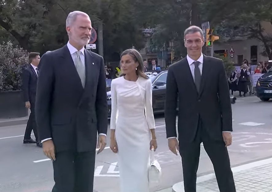 La reina Letizia cierra el círculo en su tercer acto con el Papa rescatando el simbólico vestido que lo vio convertirse en Santo Padre