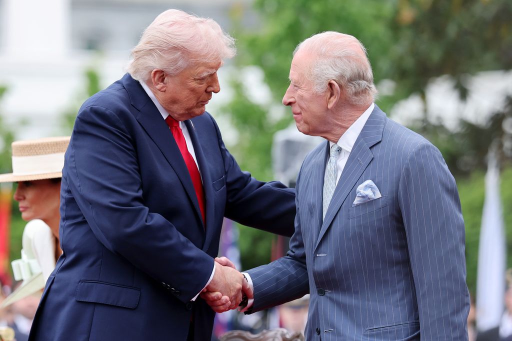 El rey Carlos III estrecha la mano de Donald Trump