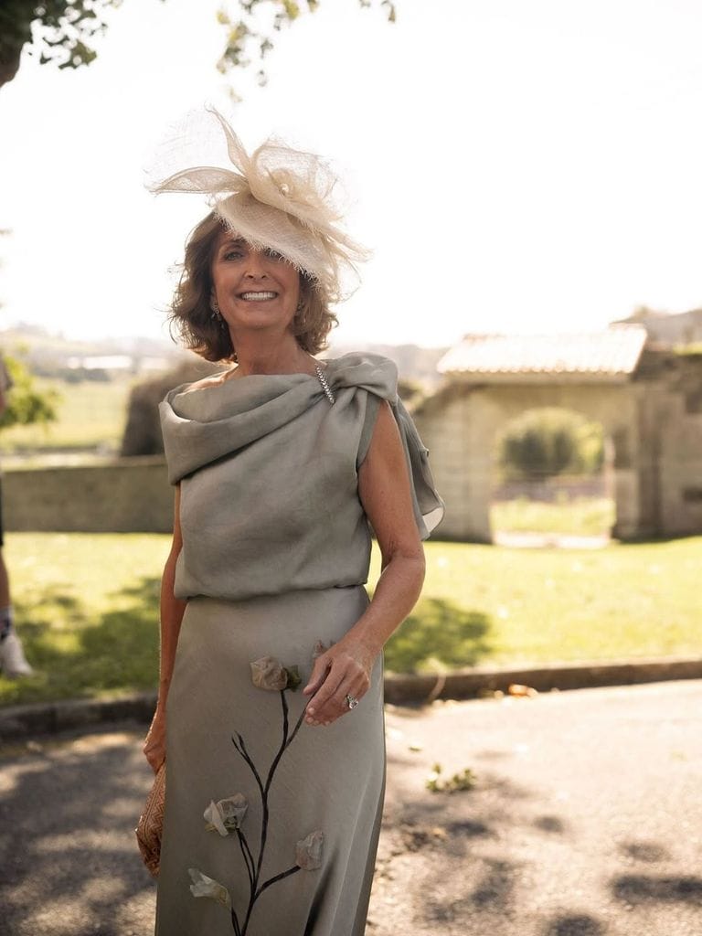 María, una madrina con vestido verde grisáceo con flores, de Sole Alonso, y tocado de rafia de Mimoki