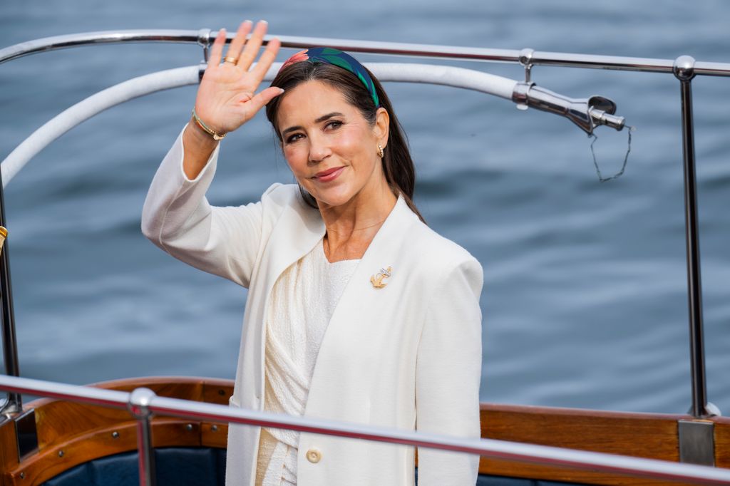 El detalle de la reina Mary de Dinamarca con un broche de ancla en la solapa