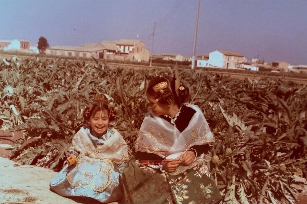 Nuria Roca y su hermana Ruth de niñas