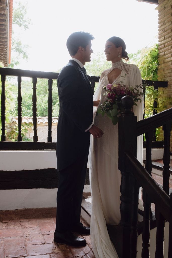 Boda de Patricia con vestido con capa y bordados