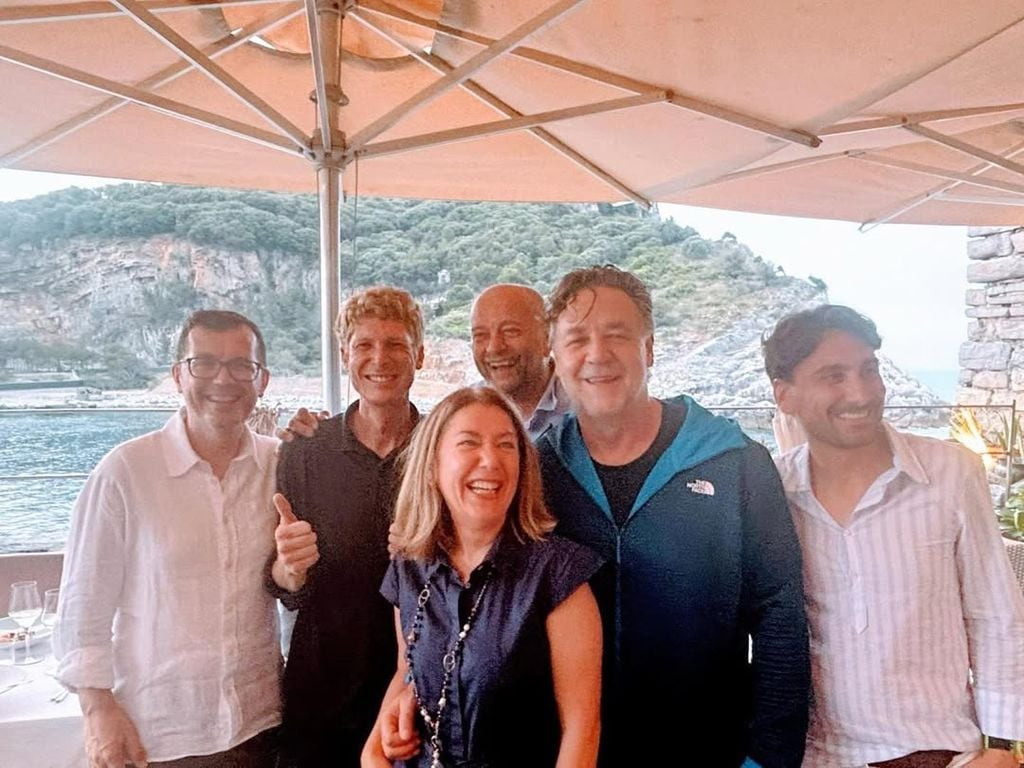 El actor Russell Crowe almorzando en un restaurante en Portovenere 