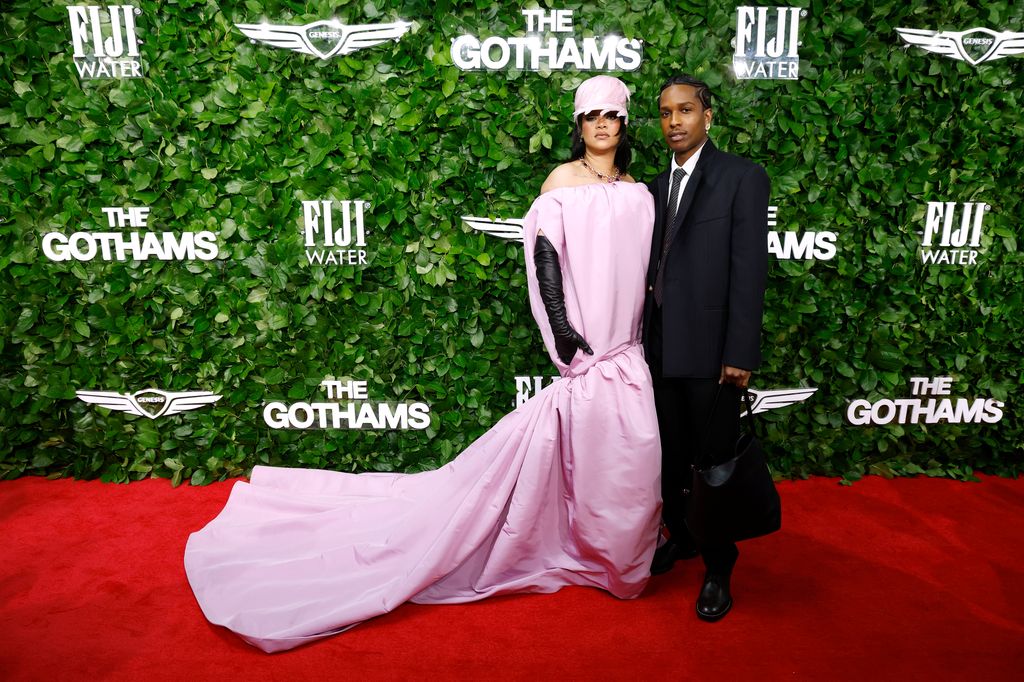 La pareja posa de manera conjunta en la alfombra roja.