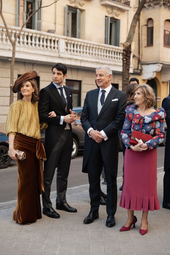 Madrina de boda con vestido plisado y de terciopelo