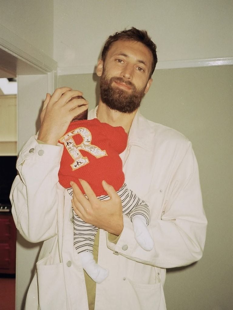 El futbolista Nathaniel Phillips, pareja de la hija de Liam Gallagher, con su hijo Rudy
