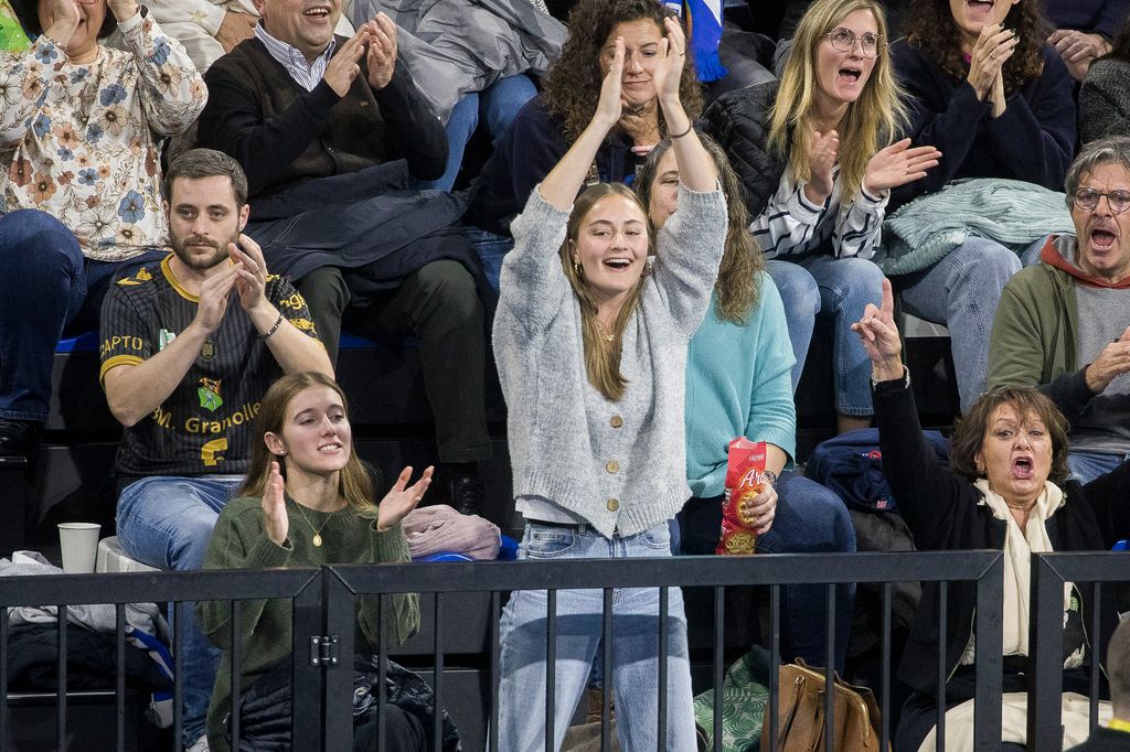 Plano medio de Irene Urdangarín y Johanna Zott viendo a Pablo Urdangarín en un partido