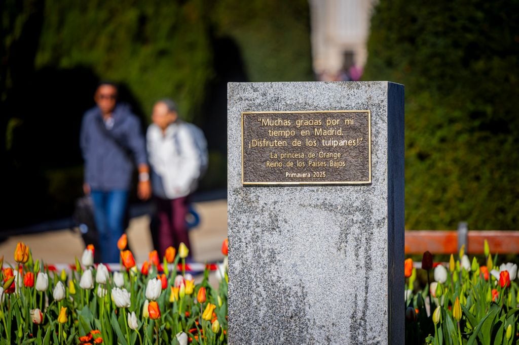 El jardín ubicado frente al Teatro Real tiene una placa en la que se lee una nota de agradecimiento que la futura reina envió al gobierno madrileño 