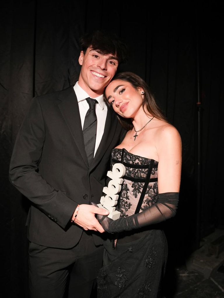 Lola Lolita y su chico, Alonso López, en los Premios Ídolo 2025