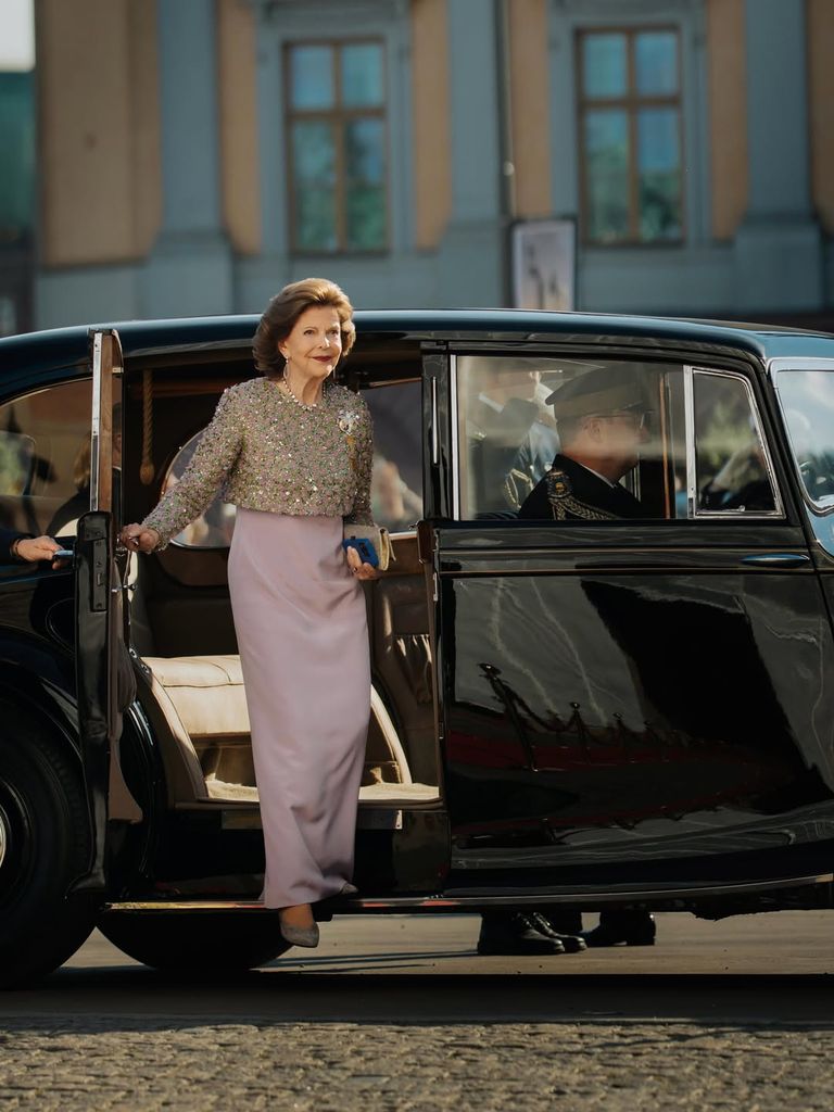 Silvia de Suecia, espectacular con un traje lila, mientras sale del coche