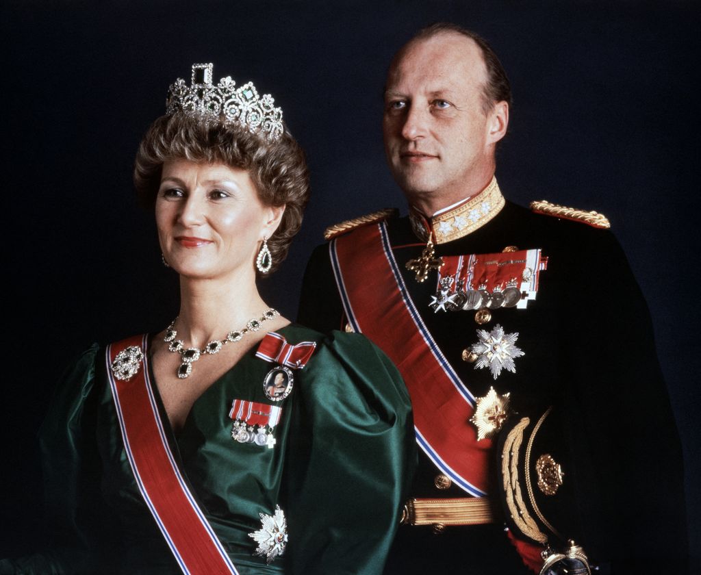 Este retrato se tomó en 1987, todavía Harald y Sonia de Noruega eran herederos, sin embargo, ante la ausencia de una reina, ya que el rey Olav siempre ocupó el trono como un rey viudo, la princesa ya llevaba las joyas reservadas para la reina de Noruega