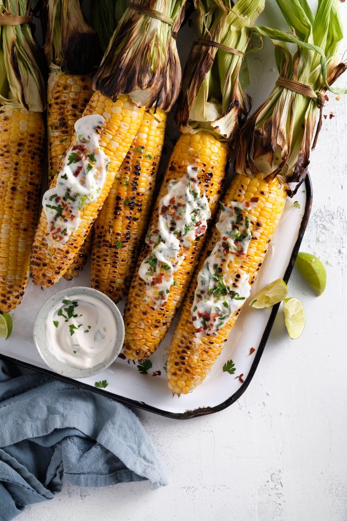 Mazorcas de maíz con salsa de cilantro