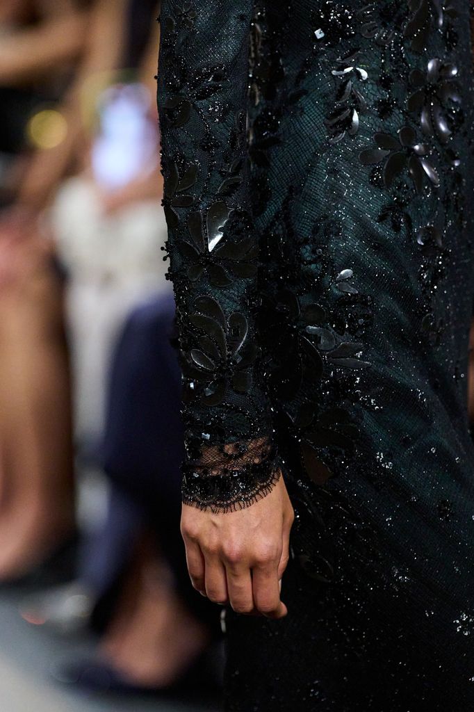 Los 5 detalles más especiales de la Alta Costura de París vistos por nuestras editoras de moda en las últimas pasarelas