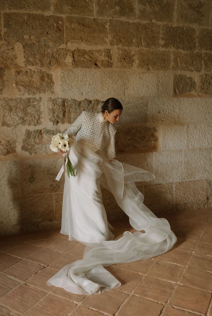 Vestido de novia desmontable con organza y torera de pedrería