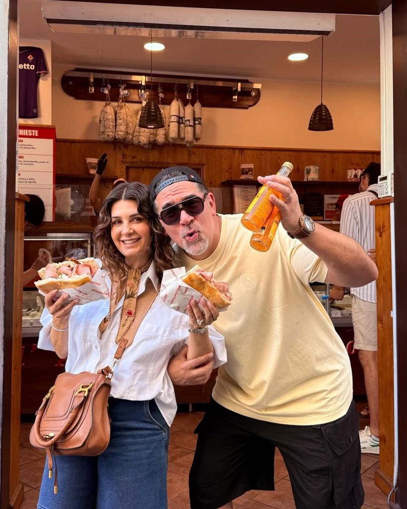 A su llegada a Italia, Mayrín Villanueva y Eduardo Santamarina disfrutaron de una focaccia.