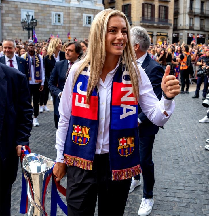 Alexia Putellas levanta el pulgar durante los festejos