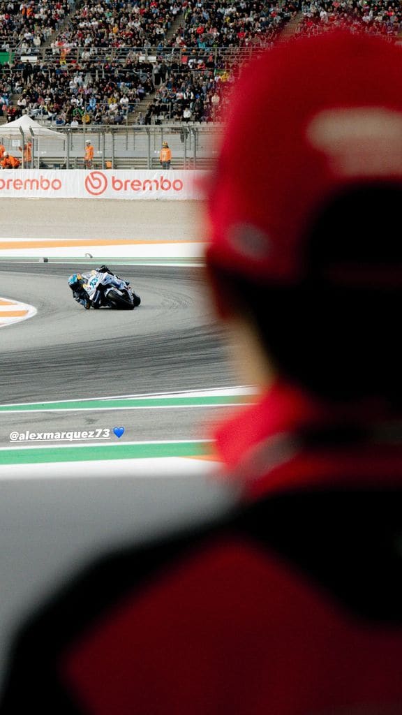 El piloto ilerdense, viendo a su hermano menor sobre la pista