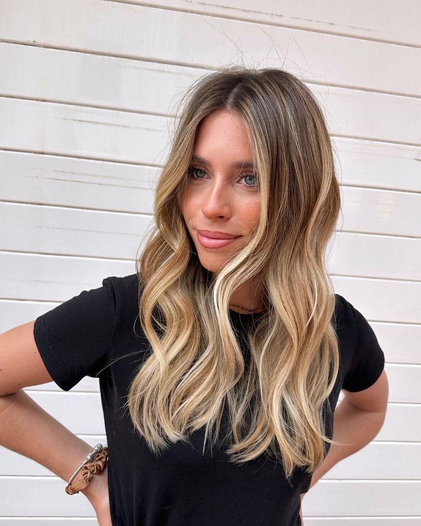 Chica con pelo rubio con mechas