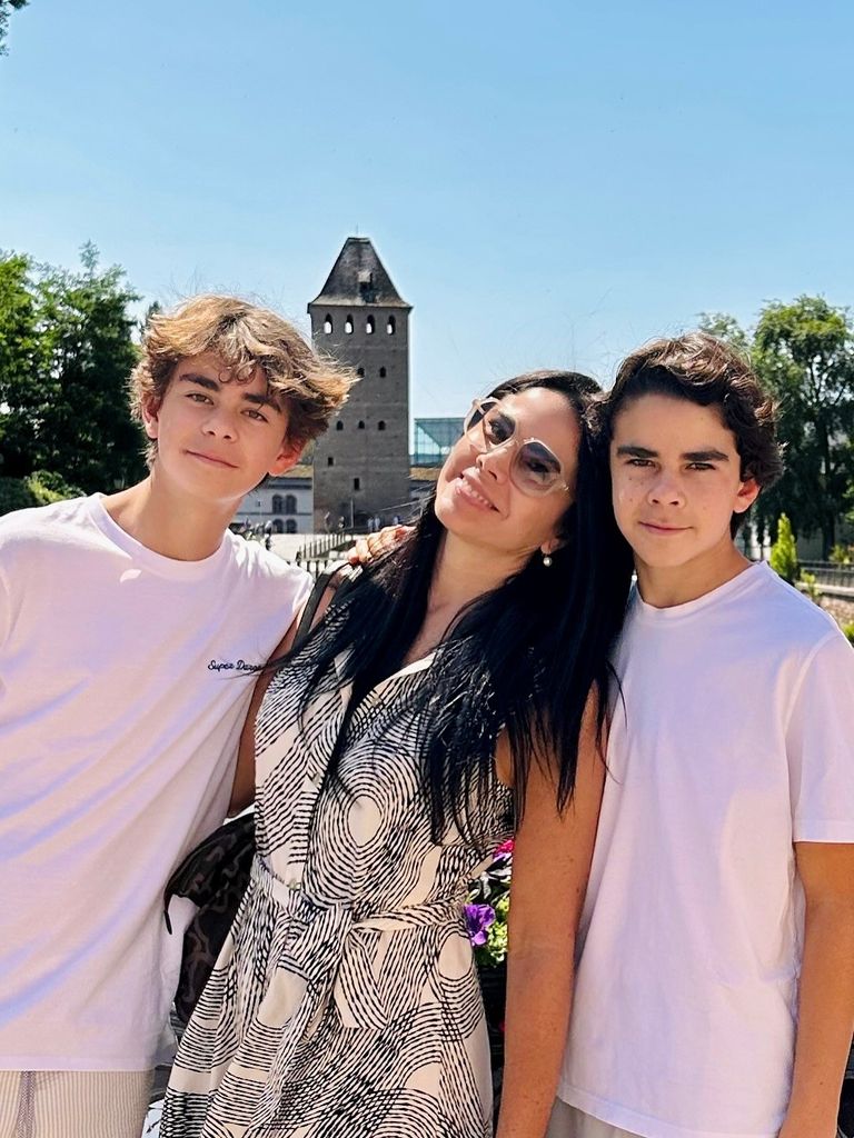 Paola Rojas y sus hijos Paulo y Leonardo.