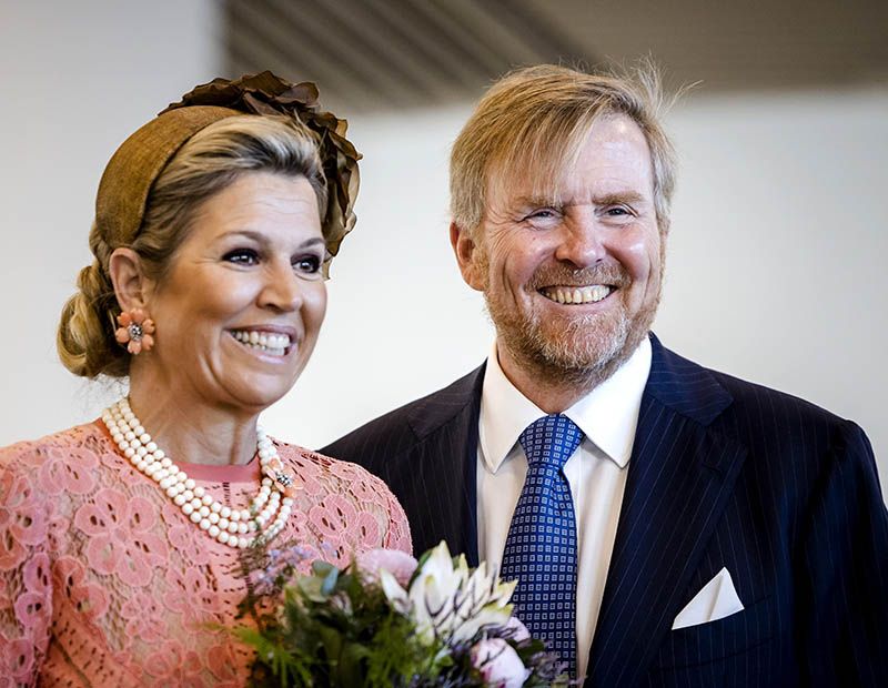 Máxima de Holanda sorprende con un extravagante look de encaje y tocado gigante