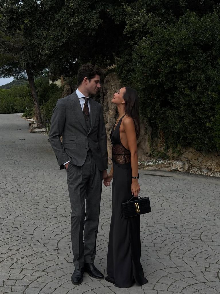 Blanca Arimany en una boda con vestido negro de encaje