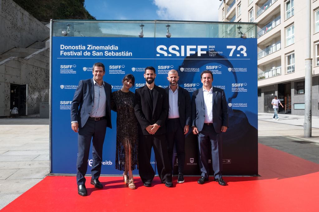 Sara Sálamo e Isco Alarcón posan con Ramón Alarcón (CEO del Real Betis Balompié), Manu Fajardo (director deportivo) y José Miguel López Catalán (vicepresidente del club)