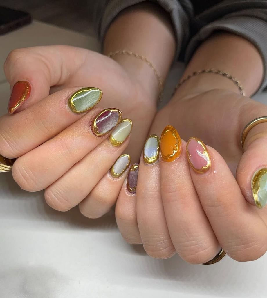 El marco dorado puede ir sobre toda una variedad de colores.