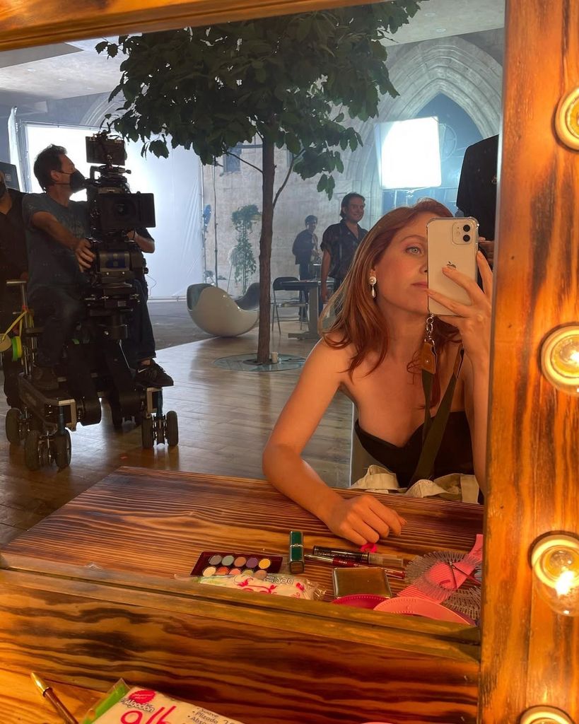 Para este personaje, Natasha se rapó, una escena que propuso Cynthia en la versión original.