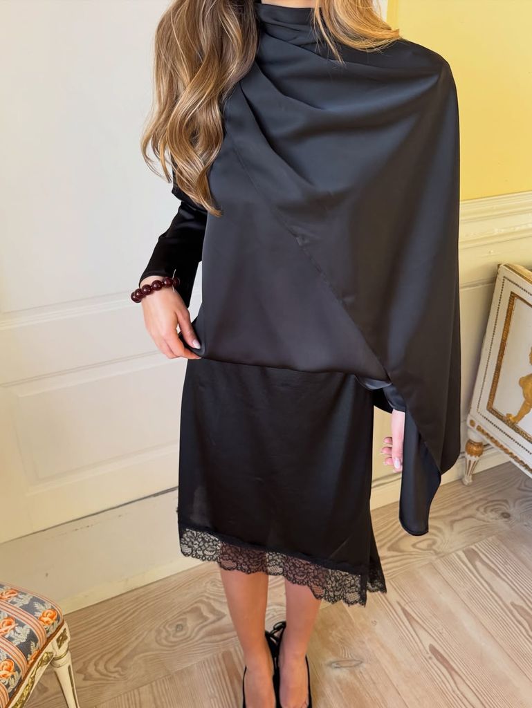 Benedikte Thoustrup impacta con un look negro satinado de H&M