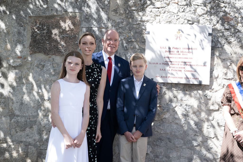 En su visita a este histórico pueblo de la Provenza, también se ha inaugurado una placa en honor al príncipe Jacques