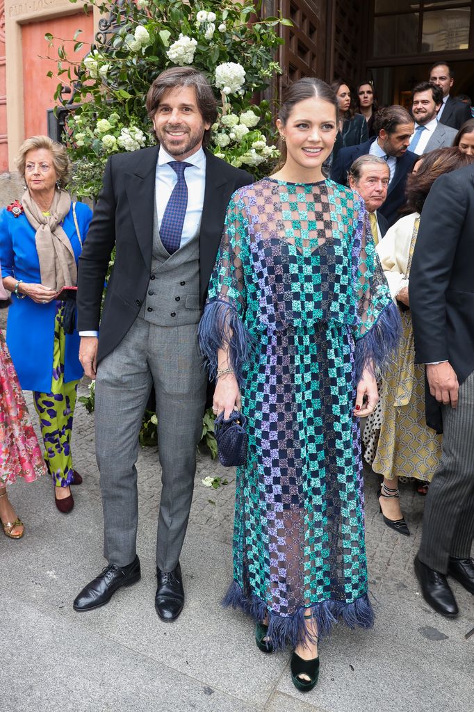 Isabelle Junot y Álvaro Falcó en la boda de Carmen Gómez Acebo y Borja Álvarez de Estrada en Madrid, 2024.