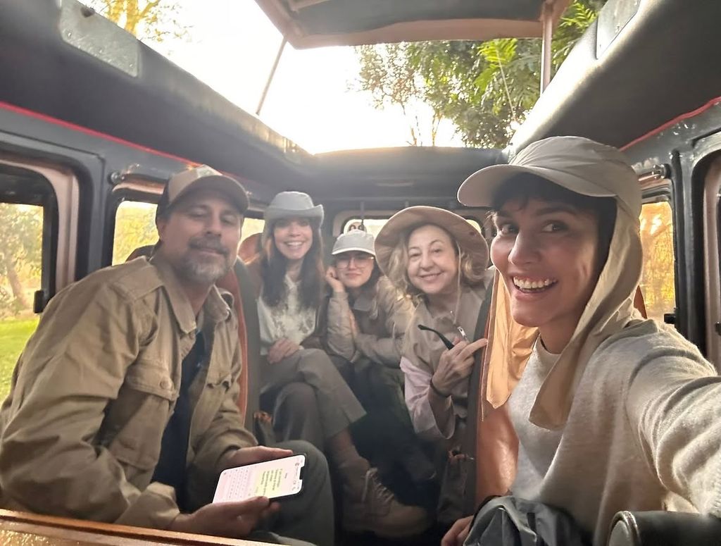 El equipo de rodaje en pleno safari