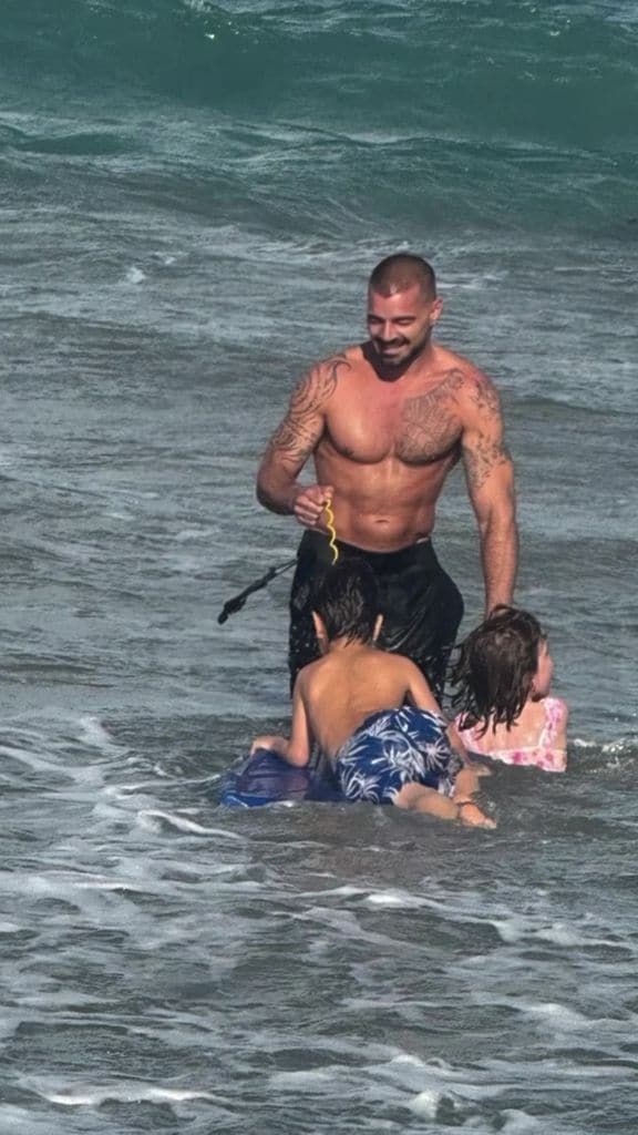 Ricky Martin compartió una linda foto de él con sus hijos jugando en la playa.