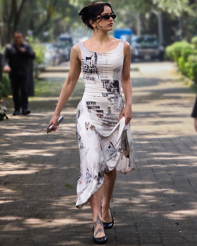 Rosalía caminando por las calles de la Ciudad de México.