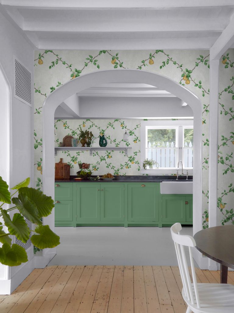 Cocina con muebles verdes y papel pintado floral