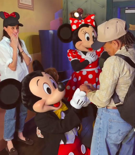 Meghan Markle con sus hijos y su madre, Doria Ragland, en Disneyland