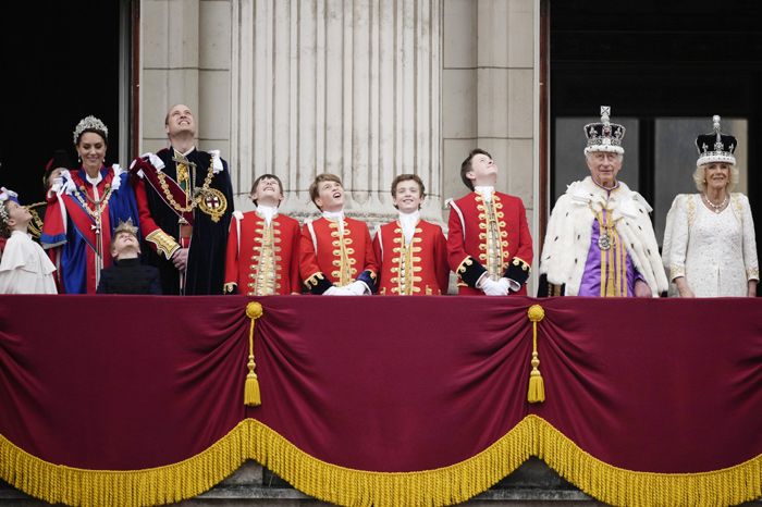Carlos III se asoma por primera vez, como monarca del Reino Unido, al balcón del Palacio de Buckingham