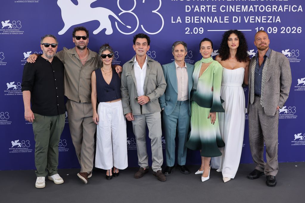 Stacy Perskie, Manuel García-Rulfo, Fernanda De la Peza, Jorge Salinas, Gael García Bernal, Esmeralda Pimentel, Débora Nascimento y Ricky Martin en el photocall de 'Hombre al Agua' durante la 83a. edición del Festival Internacional de Cine de Venecia, el 6 de septiembre de 2026, en Venecia, Italia.