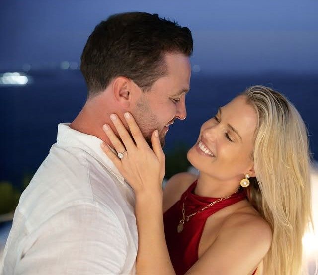 Lady Eliza Spencer y Channing Millerd posan radiantes tras anunciar su compromiso