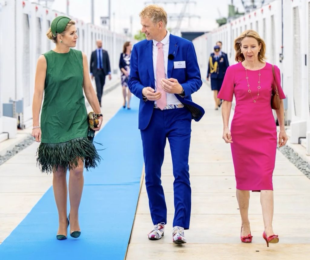 La reina Máxima junto al vestido de plumas