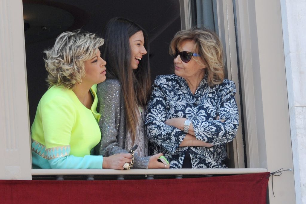 Alejandra Rubio junto a su madre y su abuela. Imagen de 2014