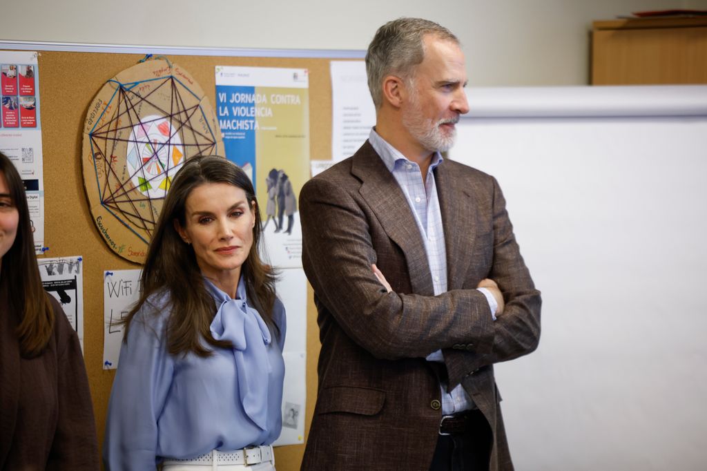 La reina Letizia y el rey Felipe VI en un acto en Vallecas