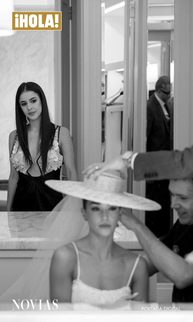 Pau Capetillo mira a su hermana Ale Capetillo mientras le colocan la pamela en su preparación de boda civil en Madrid.