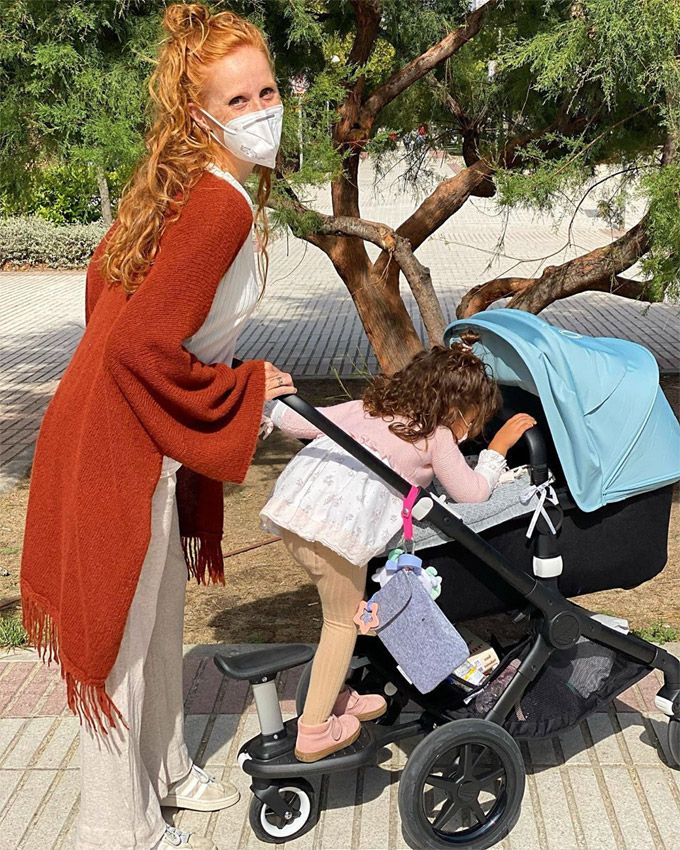 María Castro de paseo con sus hijas