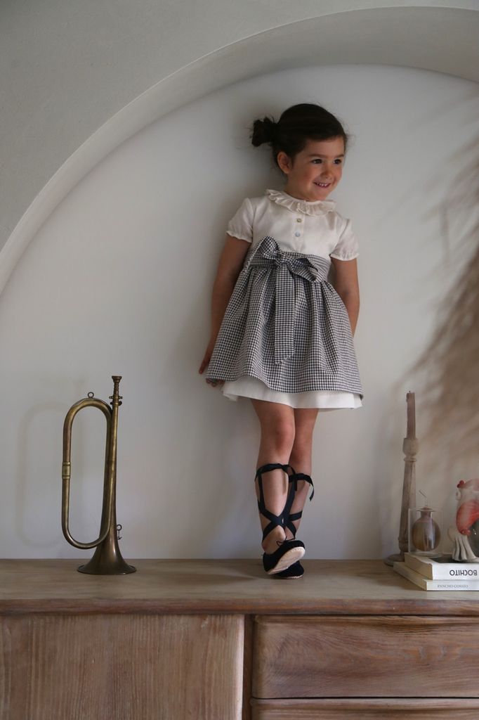 Vestido de niña de arras tipo austriaco con delantal vichy de Ussía