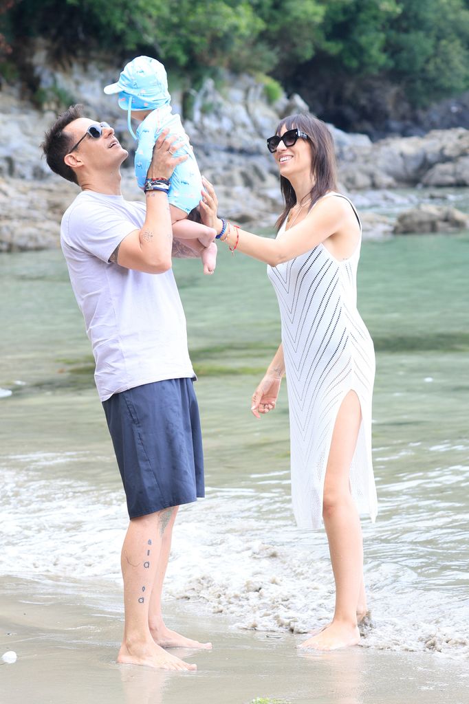 Patricia Pardo y Christian Gálvez en la playa junto a su hijo Luca el 26 de julio de 2024 en A Coruña