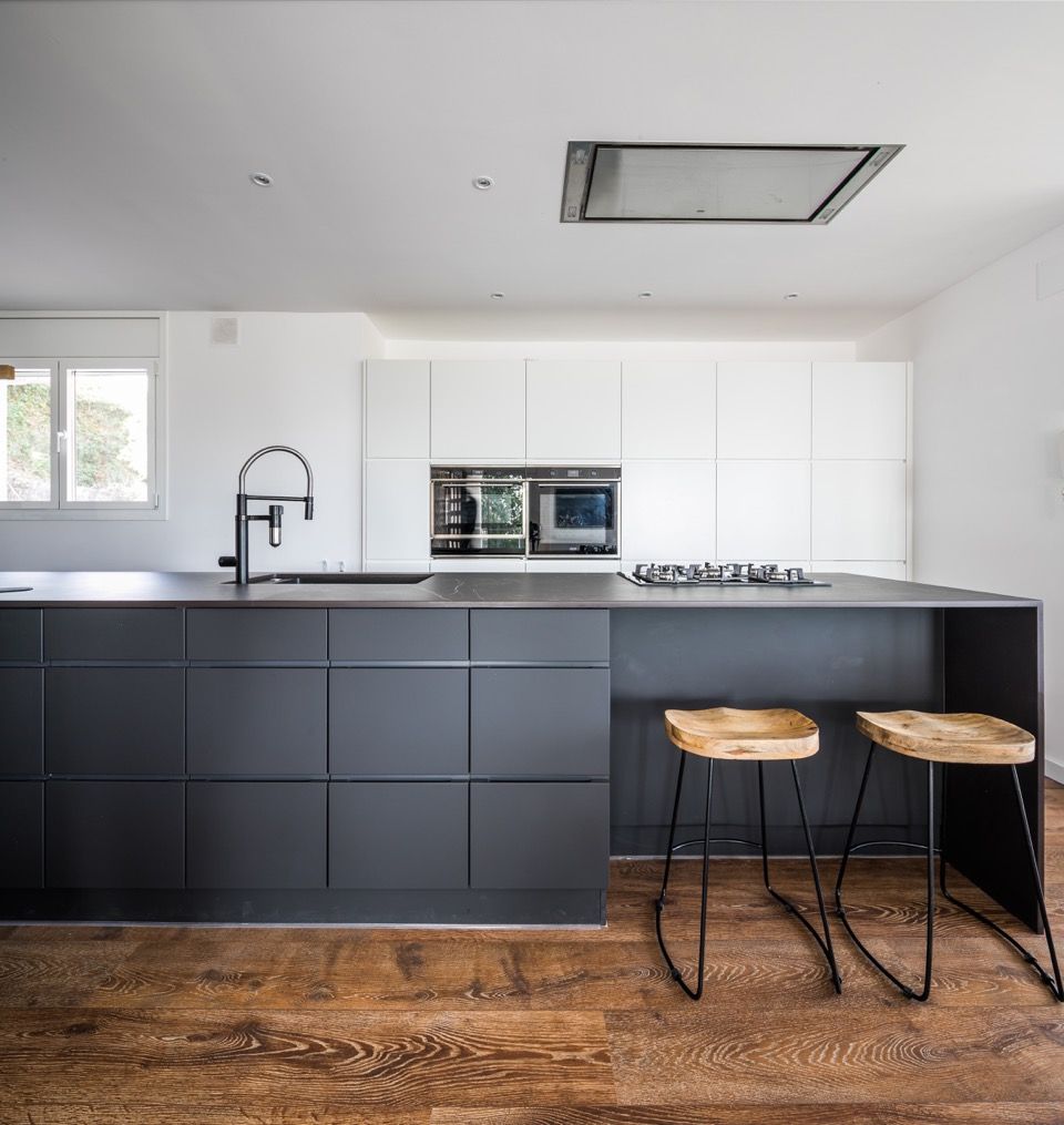 Barra frente a los fogones de gas en una cocina de decoración moderna