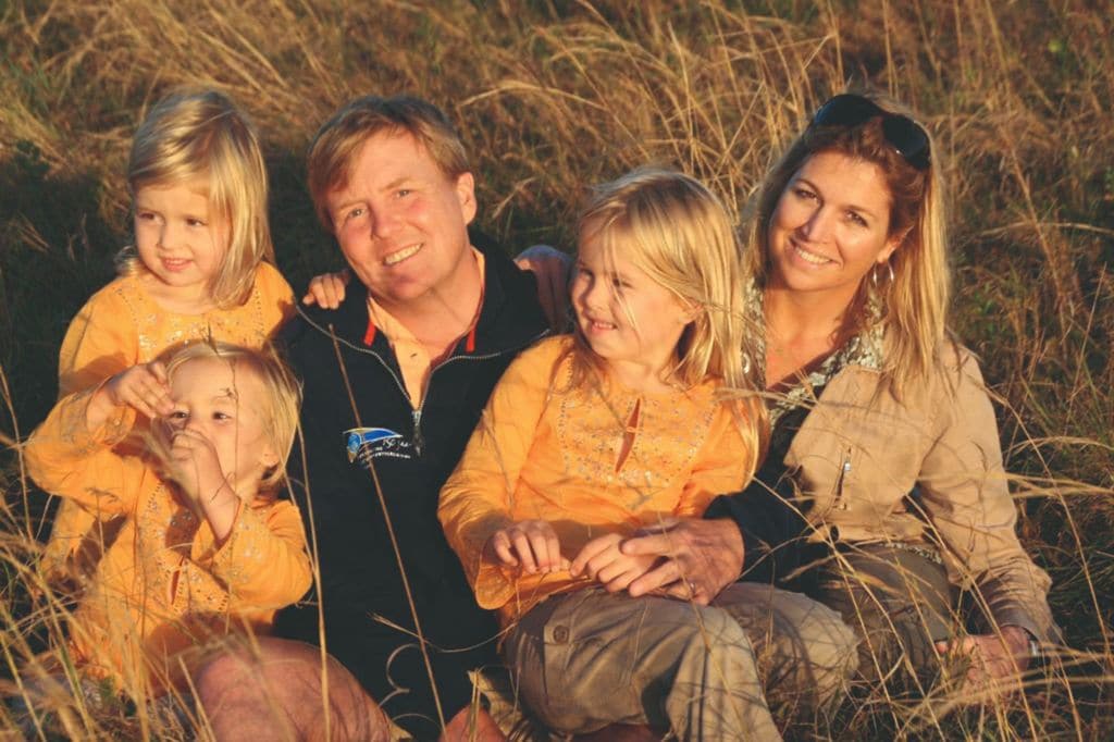 Plano medio de la familia real holandesa posando en el campo