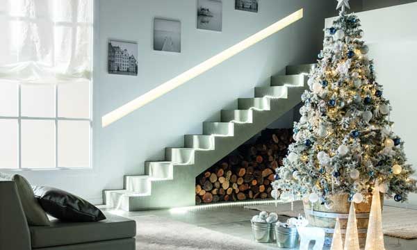 No temas a los brillos ni a las lentejuelas, ya que son pura tendencia estas navidades. Este árbol de Leroy Merlin lo demuestra.
