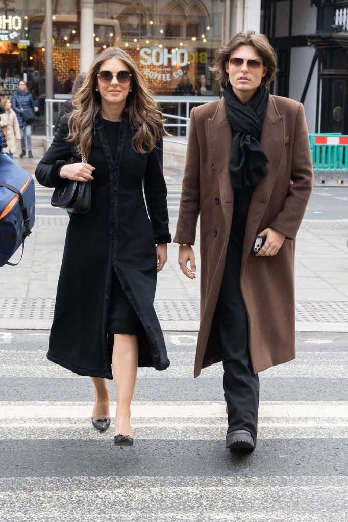 Elizabeth Hurley junto a su hijo Damian, de 23 años, llegando este lunes al juicio